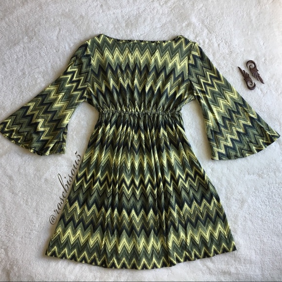 {VINTAGE HAVANA} Retro Mod Trumpet Sleeve V-Neck - Picture 5 of 7